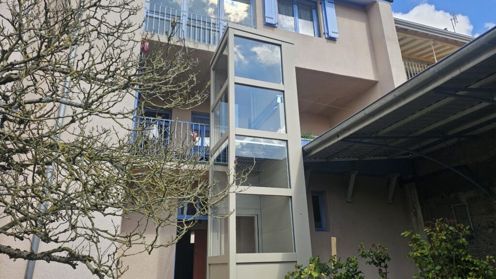 Élévateur PMR Arealift DOMOFLEX pylône vitré autoporteur installé à Romenay en Saône-et-Loire par Premier Ascenseurs