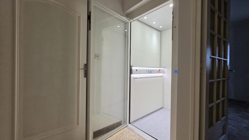 Ascenseur de maison sur mesure 3 paliers installé à Cornas Ardèche – coordination maçon plaquiste – Premier Ascenseurs