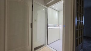 Ascenseur de maison sur mesure 3 paliers installé à Cornas Ardèche – coordination maçon plaquiste – Premier Ascenseurs