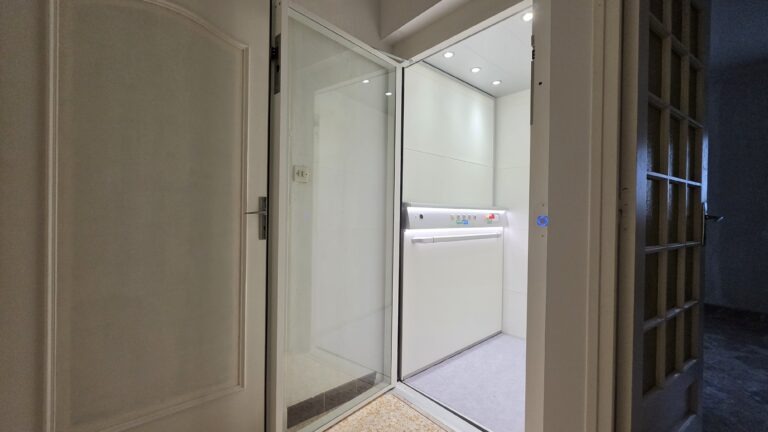 Ascenseur de maison sur mesure 3 paliers installé à Cornas Ardèche – coordination maçon plaquiste – Premier Ascenseurs