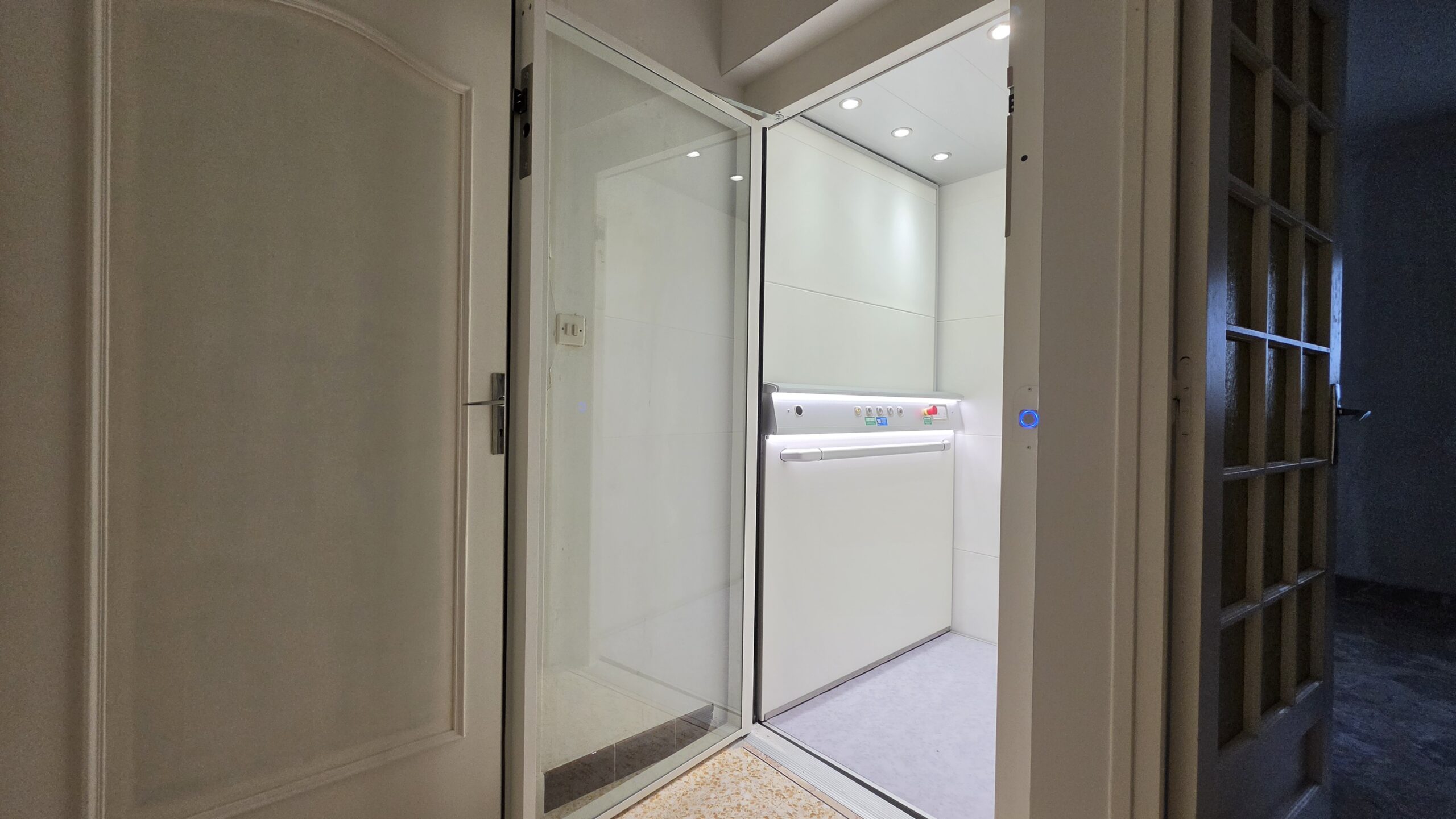 Ascenseur de maison sur mesure 3 paliers installé à Cornas Ardèche – coordination maçon plaquiste – Premier Ascenseurs