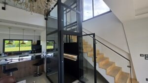 Élévateur PMR design noir laqué RAL 9005 installé dans salon cathédrale mezzanine à Entraigues-sur-la-Sorgue Vaucluse – Premier Ascenseurs