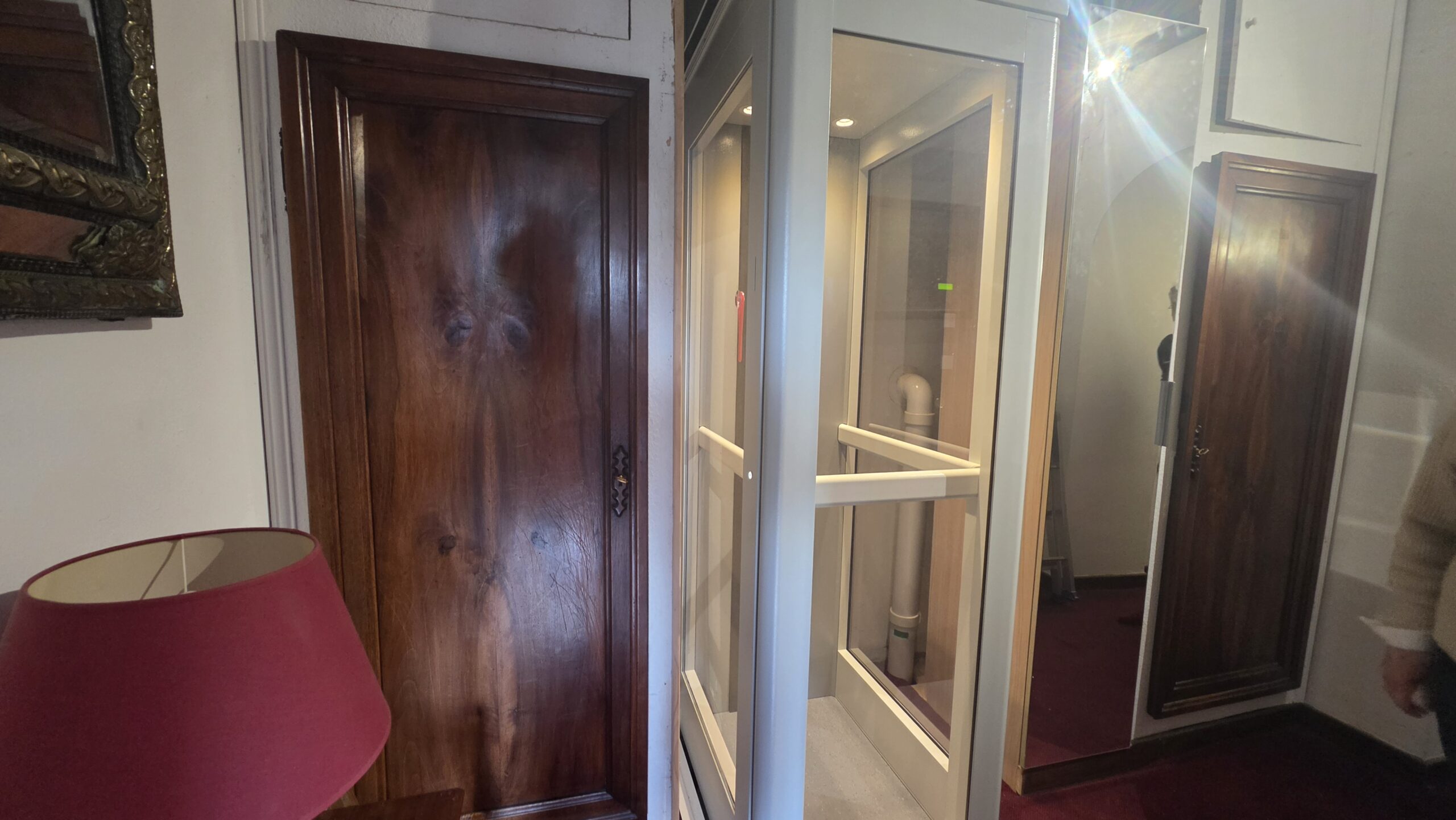 Mini ascenseur Pollock Residential Lift installé dans cellier maison Romans-sur-Isère Drôme – Premier Ascenseurs
