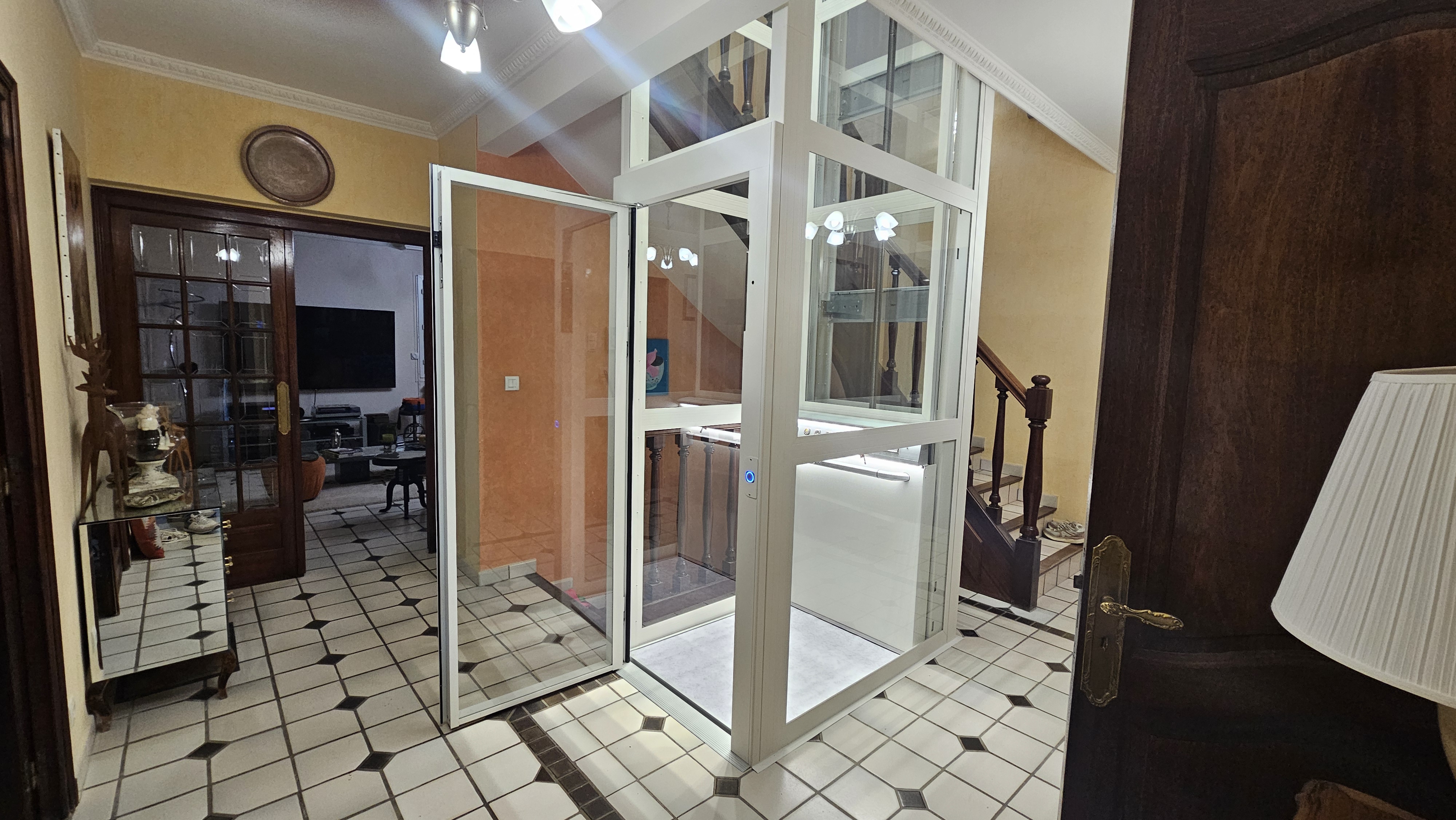 Ascenseur de maison DOMOFLEX tout vitré RAL 9010 3 niveaux hall principal Simandres Rhône – Premier Ascenseurs
