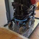Plateforme élévatrice verticale Arealift DOMOSTEP fauteuil roulant électrique Saint-Cyr-Sur-Mer Var – Premier Ascenseurs
