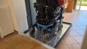 Plateforme élévatrice verticale Arealift DOMOSTEP fauteuil roulant électrique Saint-Cyr-Sur-Mer Var – Premier Ascenseurs