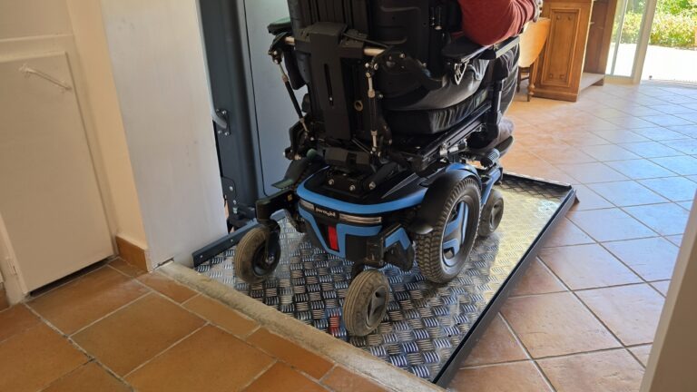 Plateforme élévatrice verticale Arealift DOMOSTEP fauteuil roulant électrique Saint-Cyr-Sur-Mer Var – Premier Ascenseurs