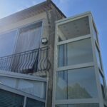 Élévateur PMR extérieur Arealift DOMOFLEX pylône vitré RAL 1013 Saint-Maurice-sur-Eygues Drôme – Premier Ascenseurs