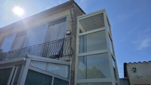 Élévateur PMR extérieur Arealift DOMOFLEX pylône vitré RAL 1013 Saint-Maurice-sur-Eygues Drôme – Premier Ascenseurs
