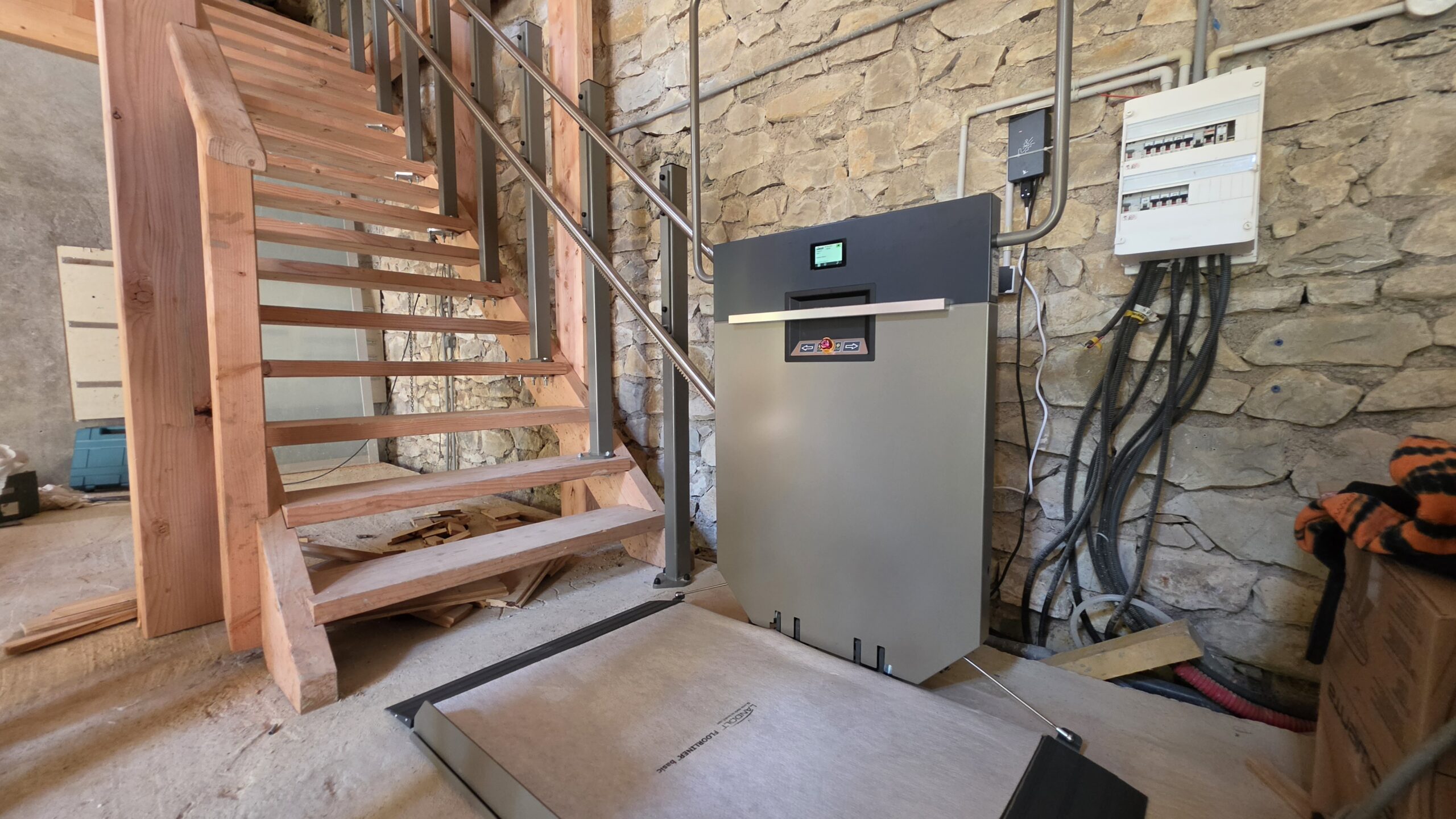 Plateforme monte-escalier inclinée Ganser GTL fauteuil roulant installée dans corps de ferme rénové Sardan Gard – Premier Ascenseurs