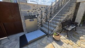 Plateforme monte-escalier Ganser GTL fixée sur poteaux escalier pierre extérieur Lavilledieu Ardèche – Premier Ascenseurs