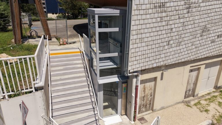 Élévateur PMR extérieur Arealift DOMOFLEX pylône vitré autoporteur Paroisse Saint Thomas Saint-Martin-d'Hères Isère – Premier Ascenseurs