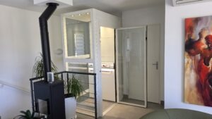 Élévateur DOMOFLEX vitré blanc installé dans cage d'escalier maison Bandol Var – Premier Ascenseurs – vide entre limons