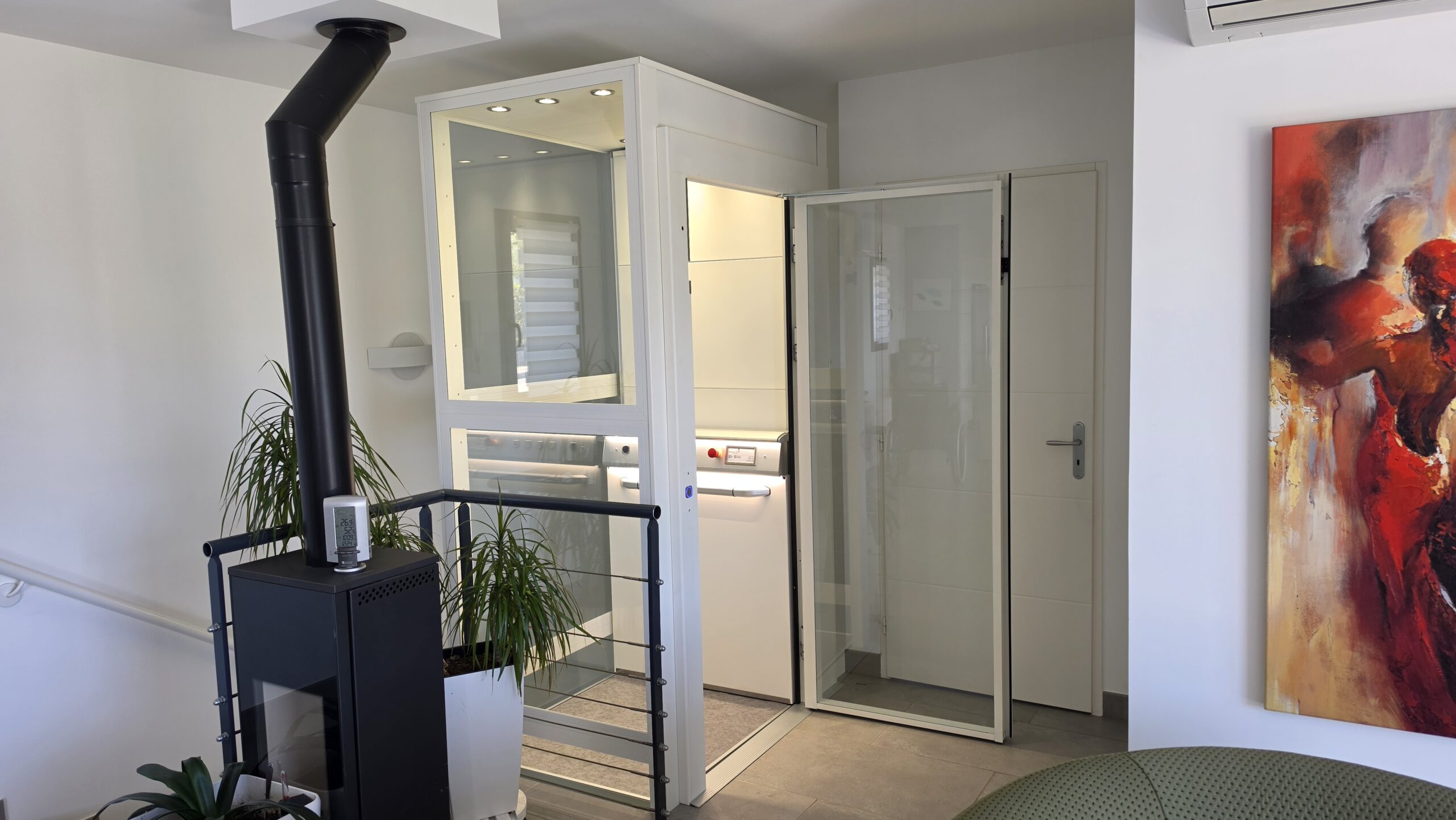 Élévateur DOMOFLEX vitré blanc installé dans cage d'escalier maison Bandol Var – Premier Ascenseurs – vide entre limons