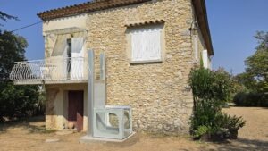Plateforme élévatrice extérieure desservant un balcon à l'étage — Bagard Gard — Premier Ascenseurs