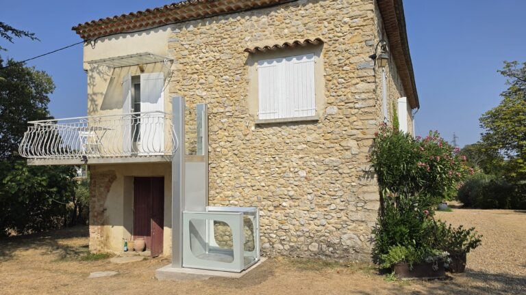 Plateforme élévatrice extérieure desservant un balcon à l'étage — Bagard Gard — Premier Ascenseurs
