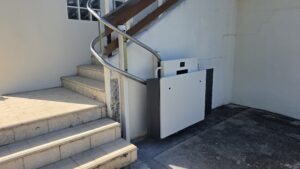 Plateforme monte-escalier extérieure courbe RAL 1013 pour fauteuil roulant — Varces-Allières-et-Risset Isère — Premier Ascenseurs